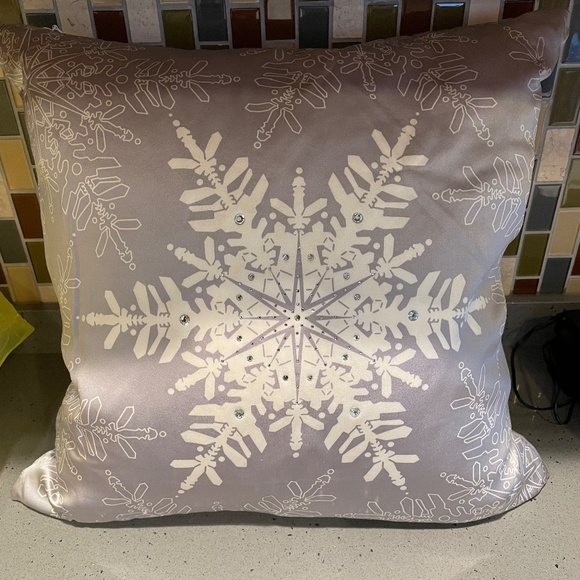 Filos silk snowflake throw pillow